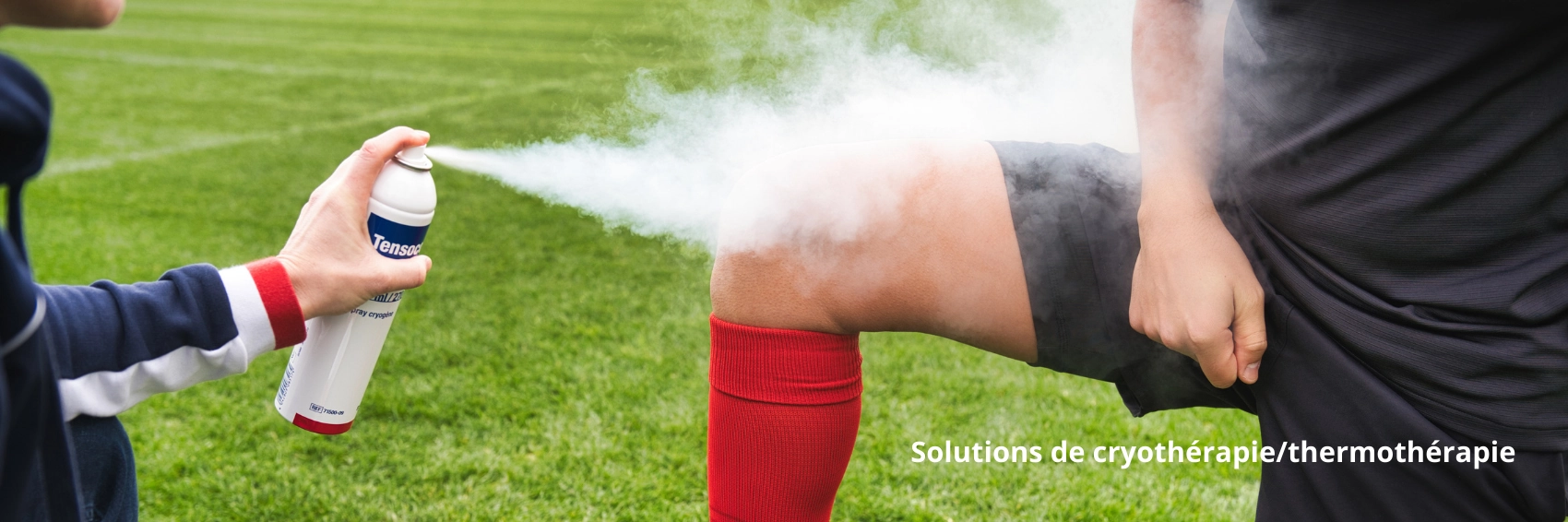 Application d’un spray de thermothérapie sur la cuisse d’un joueur de football en plein match.